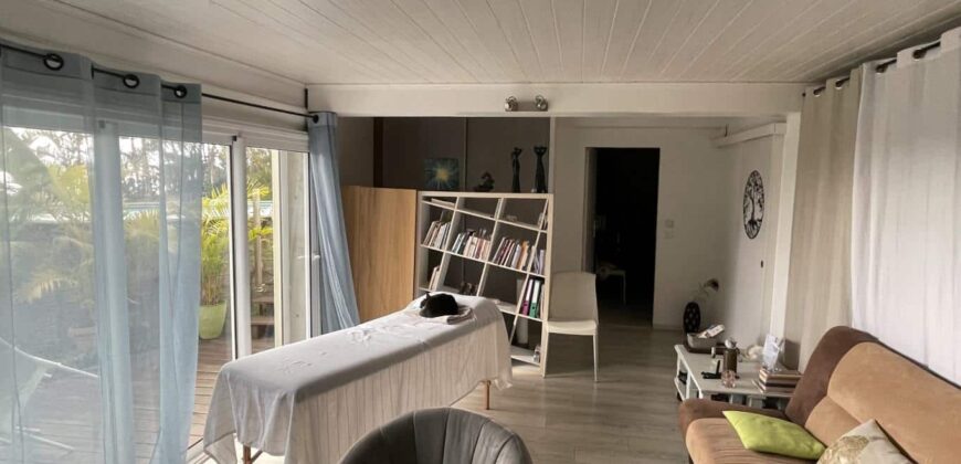 En vente une villa d’architecte de 220m2 avec jardin et piscine à Saint-Leu dans le secteur Grand Fond – Stella.