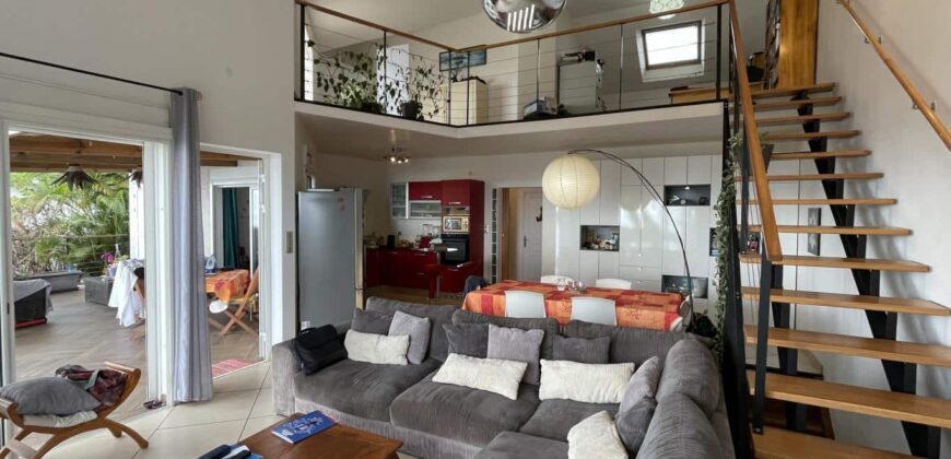 En vente une villa d’architecte de 220m2 avec jardin et piscine à Saint-Leu dans le secteur Grand Fond – Stella.