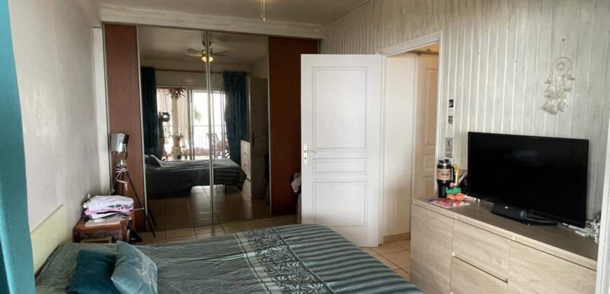 En vente une villa d’architecte de 220m2 avec jardin et piscine à Saint-Leu dans le secteur Grand Fond – Stella.