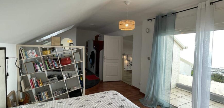 En vente une villa d’architecte de 220m2 avec jardin et piscine à Saint-Leu dans le secteur Grand Fond – Stella.