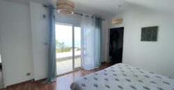 En vente une villa d’architecte de 220m2 avec jardin et piscine à Saint-Leu dans le secteur Grand Fond – Stella.