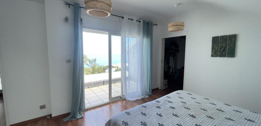 En vente une villa d’architecte de 220m2 avec jardin et piscine à Saint-Leu dans le secteur Grand Fond – Stella.