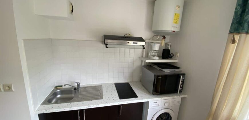 A louer un studio meublé de 23.99m2 dans le rampes de St François à Saint Denis