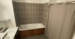 A louer un studio meublé de 23.99m2 dans le rampes de St François à Saint Denis