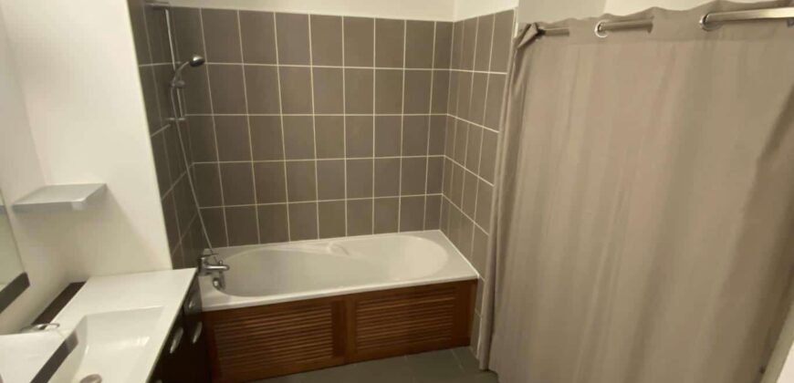 A louer un studio meublé de 23.99m2 dans le rampes de St François à Saint Denis
