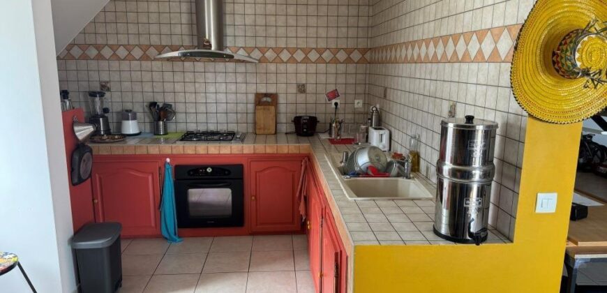 À vendre superbe appartement duplex de type F3 d’environ 83 m2 situé à Trois Mares au Tampon