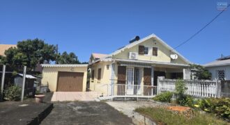 A vendre une maison d’environ 130m2 sur un terrain plat de plus de 700m2 dans le secteur de Petit Bazar à Saint André