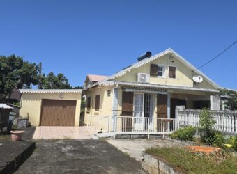 A vendre une maison d’environ 130m2 sur un terrain plat de plus de 700m2 dans le secteur de Petit Bazar à Saint André