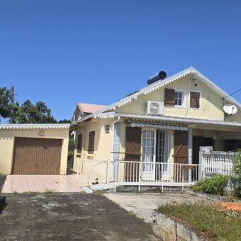 A vendre une maison d’environ 130m2 sur un terrain plat de plus de 700m2 dans le secteur de Petit Bazar à Saint André