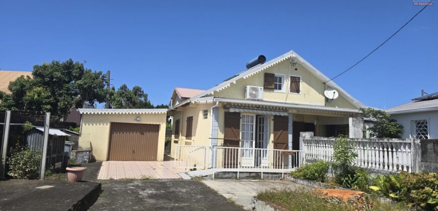 A vendre une maison d’environ 130m2 sur un terrain plat de plus de 700m2 dans le secteur de Petit Bazar à Saint André