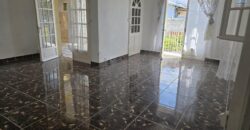 A vendre une maison d’environ 130m2 sur un terrain plat de plus de 700m2 dans le secteur de Petit Bazar à Saint André