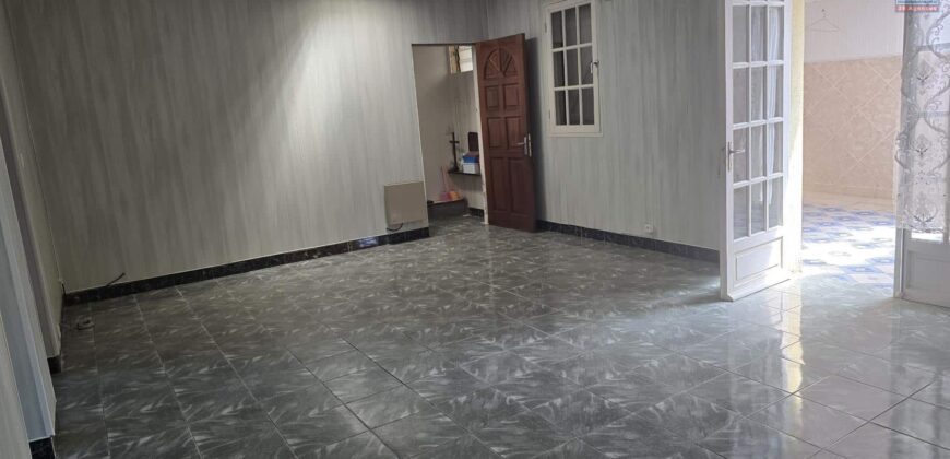 A vendre une maison d’environ 130m2 sur un terrain plat de plus de 700m2 dans le secteur de Petit Bazar à Saint André