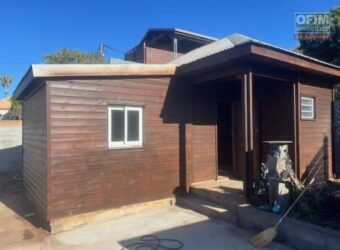 Location une petite maison avec jardin située dans une impasse calme aux Avirons