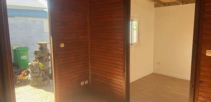 Location une petite maison avec jardin située dans une impasse calme aux Avirons