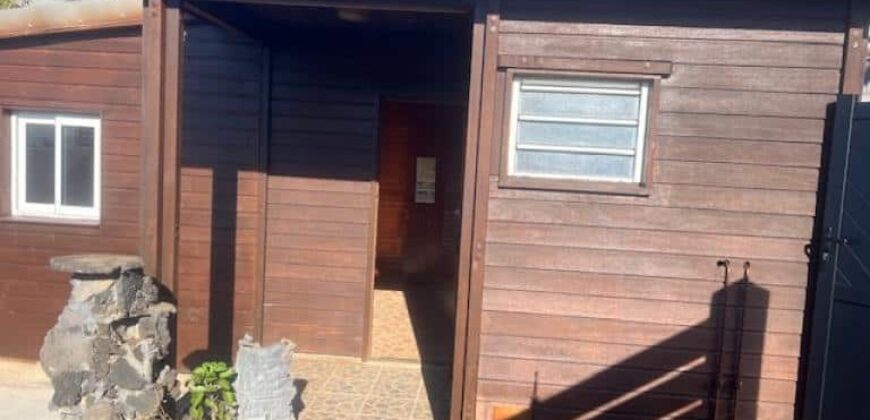 Location une petite maison avec jardin située dans une impasse calme aux Avirons