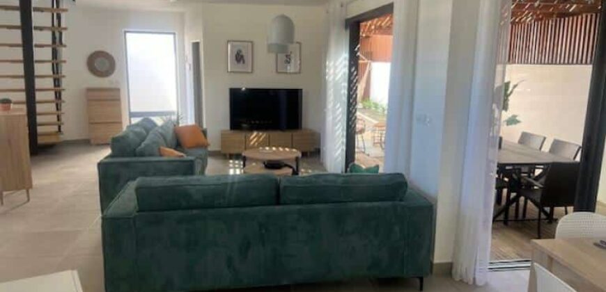 À louer une belle villa F4 meublée située en plein centre-ville de l’Étang-Salé les Hauts
