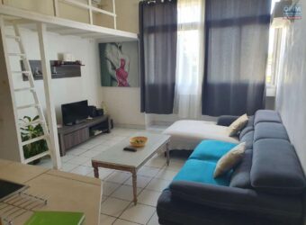 A louer un lumineux appartement meublé de 49m2 proche de la plage et commerces à Saint Pierre