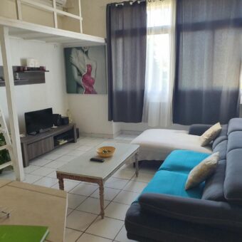 A louer un lumineux appartement meublé de 49m2 proche de la plage et commerces à Saint Pierre
