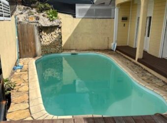 Louez cette superbe villa T5 en duplex située dans un quartier calme et résidentiel au Tampon