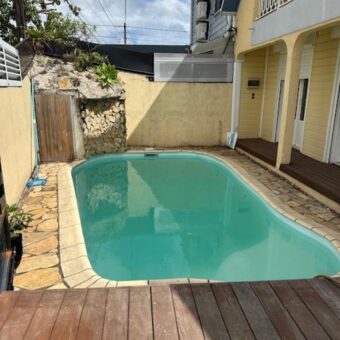 Louez cette superbe villa T5 en duplex située dans un quartier calme et résidentiel au Tampon
