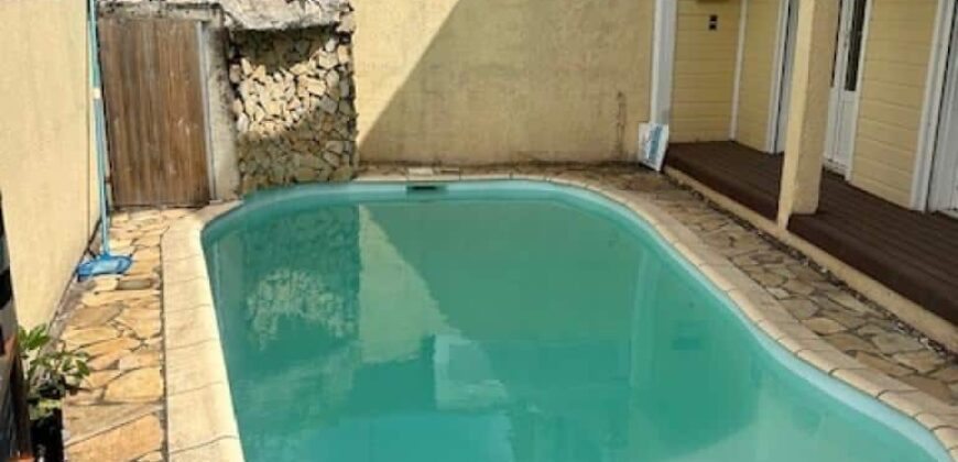 Louez cette superbe villa T5 en duplex située dans un quartier calme et résidentiel au Tampon