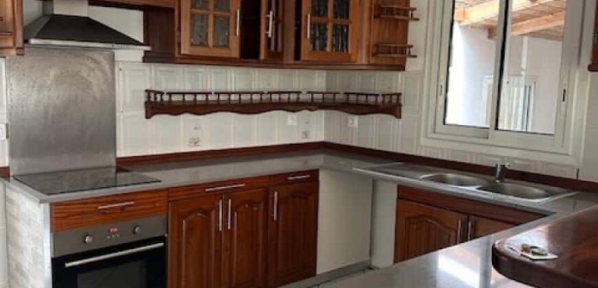 Louez cette superbe villa T5 en duplex située dans un quartier calme et résidentiel au Tampon