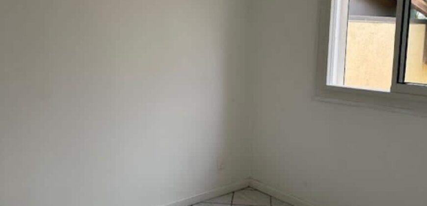 Louez cette superbe villa T5 en duplex située dans un quartier calme et résidentiel au Tampon