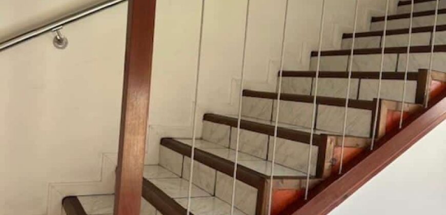 Louez cette superbe villa T5 en duplex située dans un quartier calme et résidentiel au Tampon