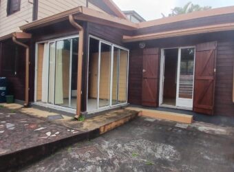 En vente une maison bourbon bois de type F4 située au Guillaume Saint Paul