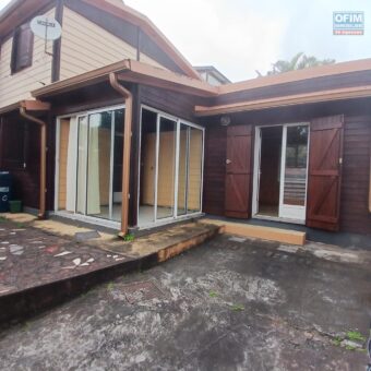 En vente une maison bourbon bois de type F4 située au Guillaume Saint Paul