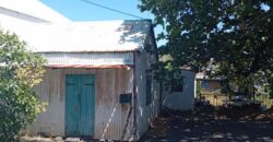 À vendre maison en bois de 70 m2 à démolir sur un terrain de 426 m2 située à Saint Pierre