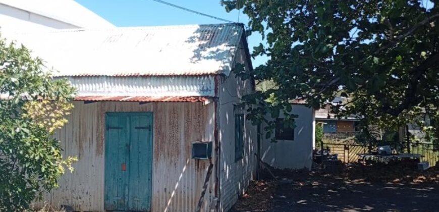 À vendre maison en bois de 70 m2 à démolir sur un terrain de 426 m2 située à Saint Pierre