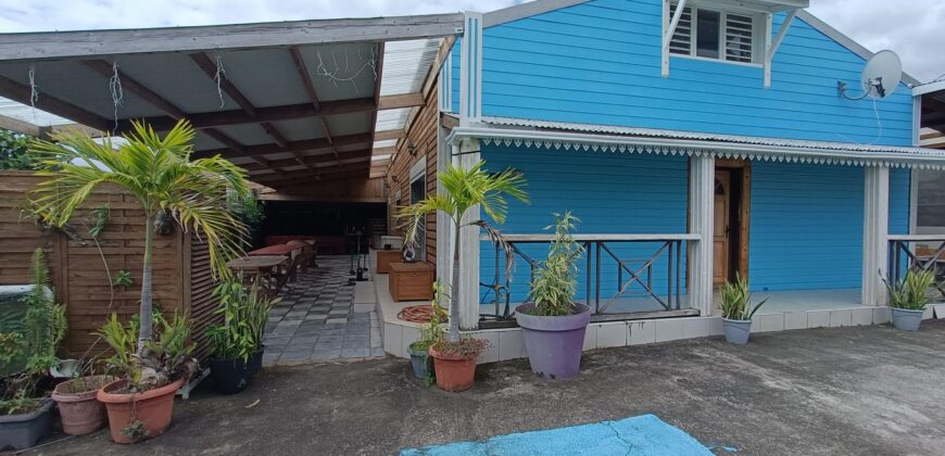 En vente une superbe villa de 200m2 avec varangue de 100m2 proche des commerces à Sainte Anne