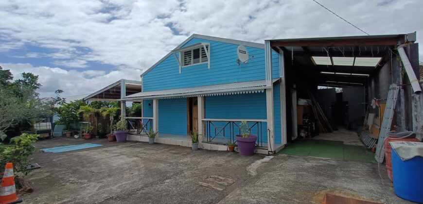 En vente une superbe villa de 200m2 avec varangue de 100m2 proche des commerces à Sainte Anne