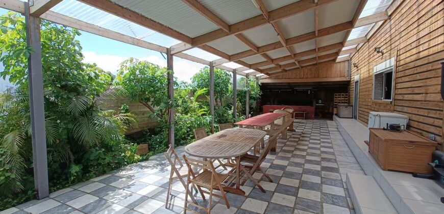 En vente une superbe villa de 200m2 avec varangue de 100m2 proche des commerces à Sainte Anne
