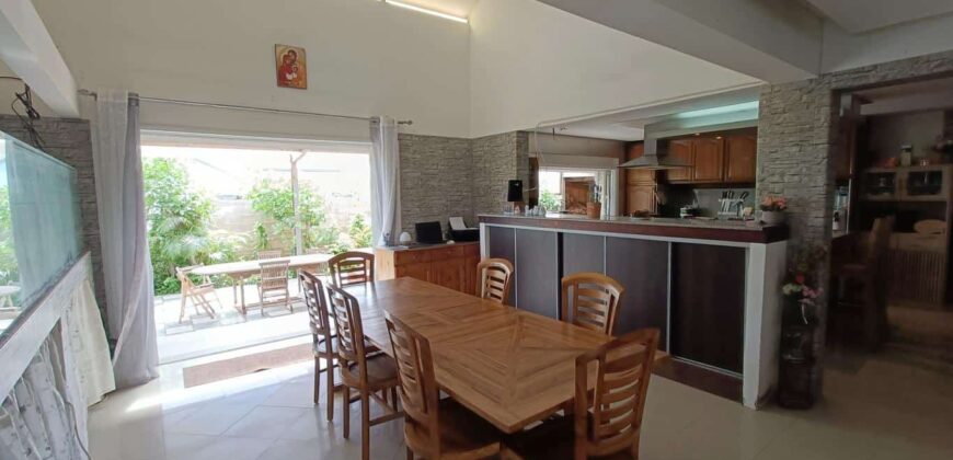 En vente une superbe villa de 200m2 avec varangue de 100m2 proche des commerces à Sainte Anne