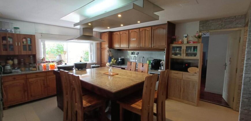 En vente une superbe villa de 200m2 avec varangue de 100m2 proche des commerces à Sainte Anne