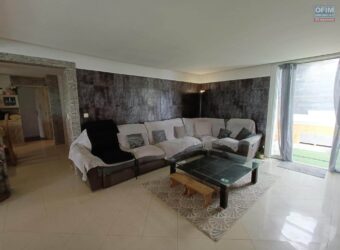 En vente une superbe villa de 200m2 avec varangue de 100m2 proche des commerces à Sainte Anne