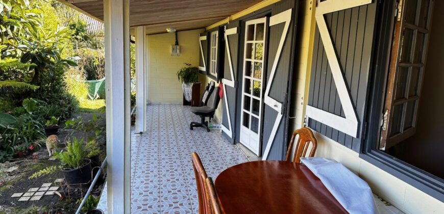 En vente une maison de type bourbon bois sur un terrain de 409m2 au 2ème village de la Plaine des Palmistes