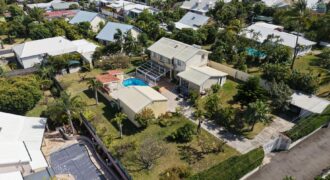 En vente une magnifique villa T5/6 avec piscine sur un terrain de 1515 m2 située en hyper centre d’Étang Salé Les Hauts