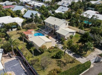 En vente une magnifique villa T5/6 avec piscine sur un terrain de 1515 m2 située en hyper centre d’Étang Salé Les Hauts