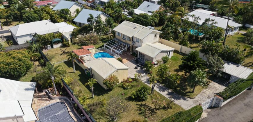 En vente une magnifique villa T5/6 avec piscine sur un terrain de 1515 m2 située en hyper centre d’Étang Salé Les Hauts