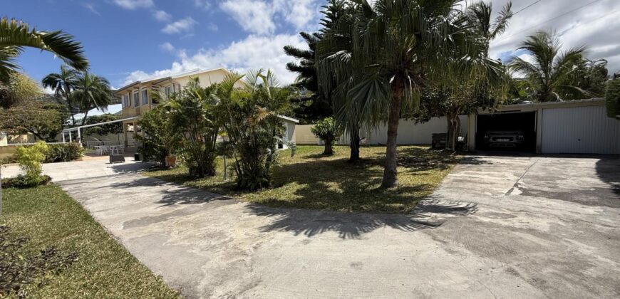En vente une magnifique villa T5/6 avec piscine sur un terrain de 1515 m2 située en hyper centre d’Étang Salé Les Hauts