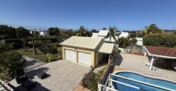 En vente une magnifique villa T5/6 avec piscine sur un terrain de 1515 m2 située en hyper centre d’Étang Salé Les Hauts