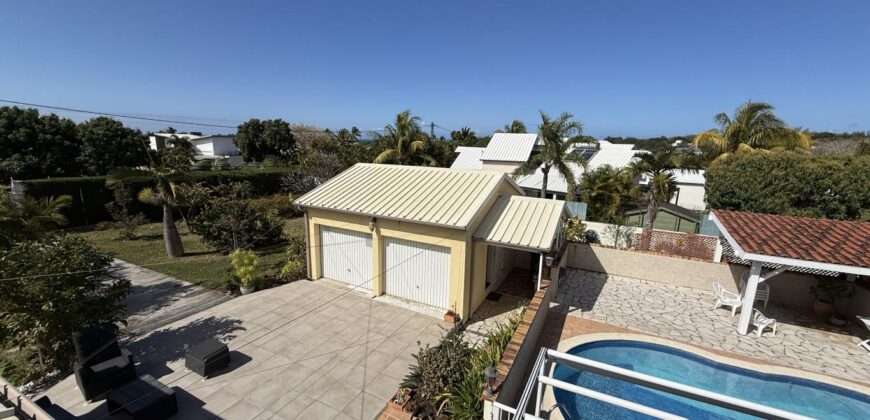 En vente une magnifique villa T5/6 avec piscine sur un terrain de 1515 m2 située en hyper centre d’Étang Salé Les Hauts