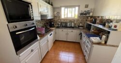 En vente une magnifique villa T5/6 avec piscine sur un terrain de 1515 m2 située en hyper centre d’Étang Salé Les Hauts