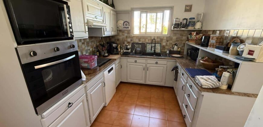 En vente une magnifique villa T5/6 avec piscine sur un terrain de 1515 m2 située en hyper centre d’Étang Salé Les Hauts