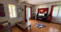 En vente une magnifique villa T5/6 avec piscine sur un terrain de 1515 m2 située en hyper centre d’Étang Salé Les Hauts