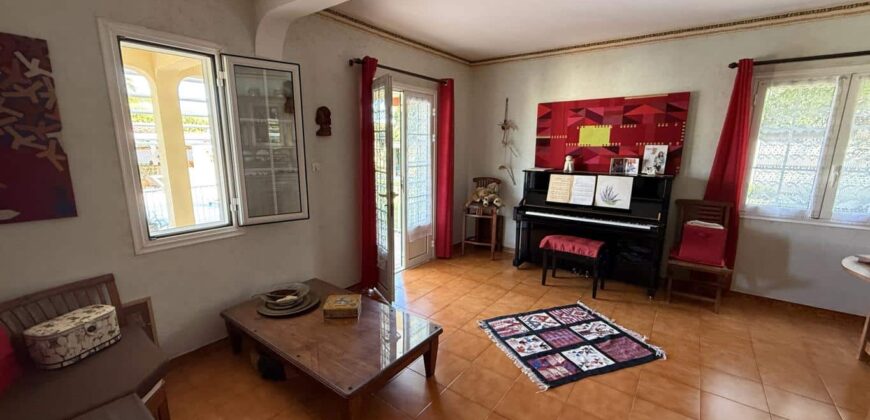 En vente une magnifique villa T5/6 avec piscine sur un terrain de 1515 m2 située en hyper centre d’Étang Salé Les Hauts