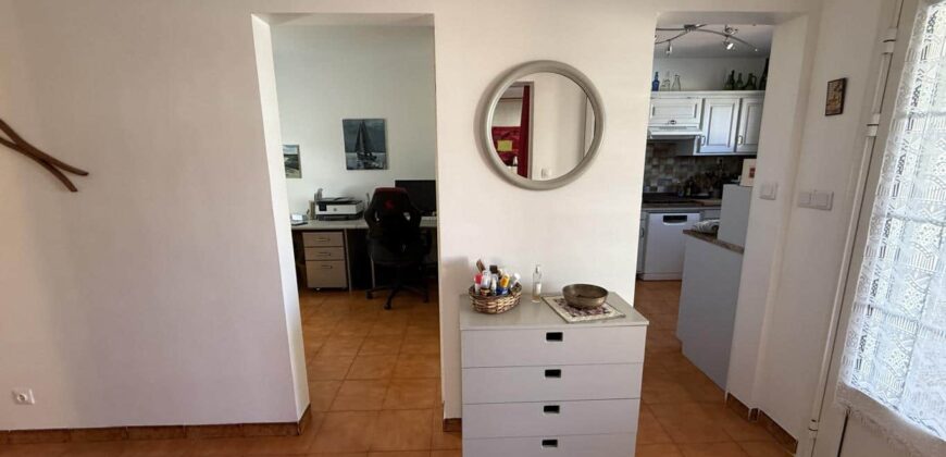 En vente une magnifique villa T5/6 avec piscine sur un terrain de 1515 m2 située en hyper centre d’Étang Salé Les Hauts